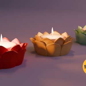 Pu&ograve; includere: Tre portacandele a forma di loto con candele accese. I portacandele sono rosso, giallo e verde.