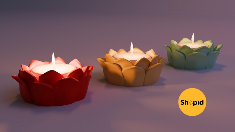 Pu&ograve; includere: Tre portacandele a forma di loto con candele accese. I portacandele sono rosso, giallo e verde.