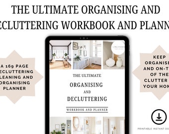 Op de afbeelding: Een digitaal tabletscherm toont een printbare werkboek en planner met de titel "The Ultimate Organizing and Decluttering Workbook and Planner". De werkboek is 169 pagina's lang en bevat tips om georganiseerd te blijven en de rommel in je huis onder controle te houden. De afbeelding bevat ook verschillende foto's van interieurontwerpruimtes.