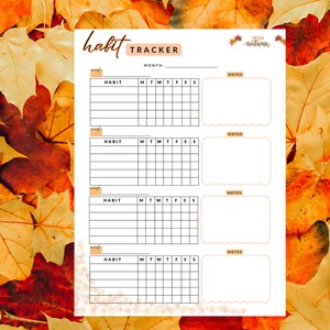 Könnte beinhalten: Ein druckbarer Gewohnheits-Tracker mit vier Abschnitten zum Verfolgen von Gewohnheiten. Jeder Abschnitt hat einen Platz für den Gewohnheitsnamen, ein Raster zum Verfolgen der Wochentage und einen Notizbereich. Der Tracker ist mit einem Herbstthema und dem Text "Hello Autumn" verziert.
