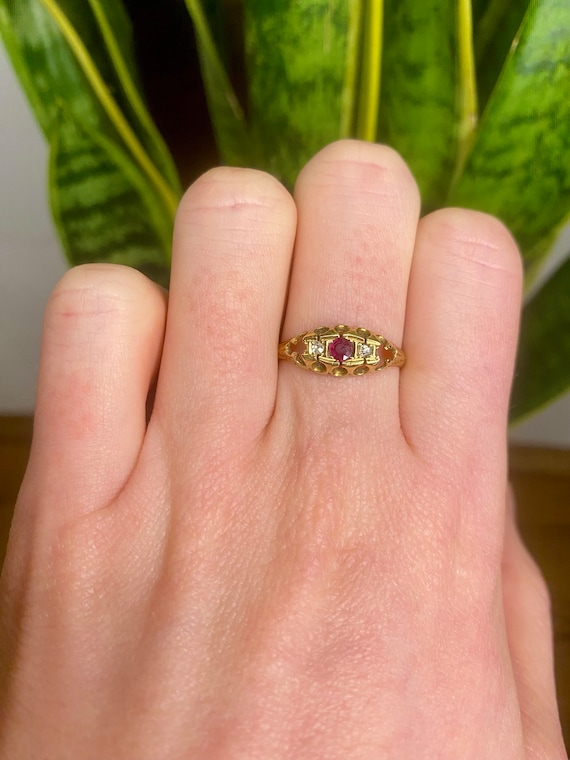 Ruby and diamond ring in 18ct yellow gold - image 1