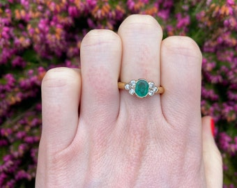 Emerald and diamond vintage ring in 18ct yellow gold