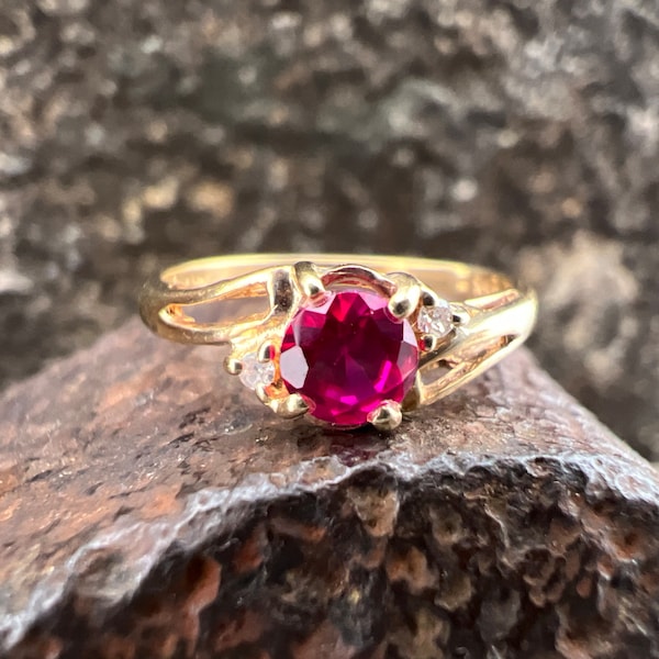 Vintage Estate Ruby and Diamond 10k Yellow Gold Ring