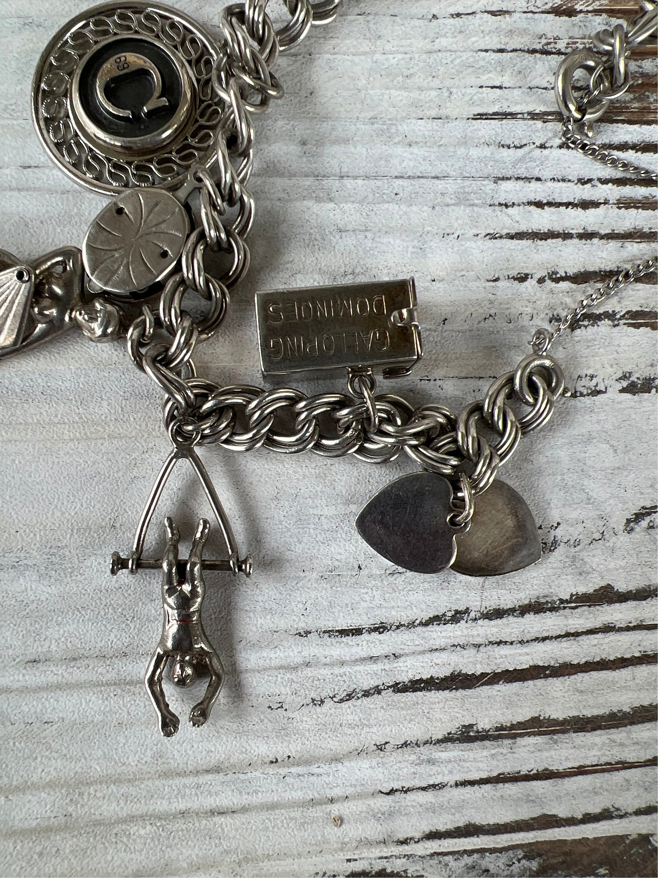 ディズニーチャーム10個付ブレスレット ヴィンテージ 1990年コレクターズ箱有 Vintage Estate Sterling Silver Charm Bracelet With 11 Charms