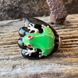 Ross simons carved green jade and mother of pearl frog ring best sale
