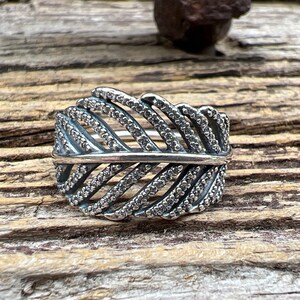 Feather hotsell pandora ring