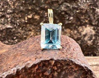 Vintage Estate Blue Topaz 14k Gold Charm Pendant