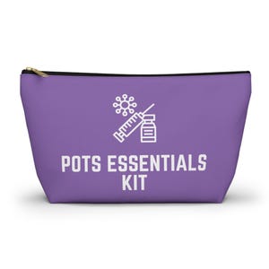 以下が含まれることがあります： 白文字で「POTS ESSENTIALS KIT」と書かれた、ラベンダー色のジッパーポーチ。注射器、バイアル、ウイルスのシンボルが白で描かれています。ポーチには金色のジッパーが付いています。