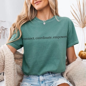 ディスパッチャーTシャツ、Calm in Chaos Tシャツ、緊急応答シャツ、コールヒーローギフトTシャツ、911ライフシャツ、ファーストレスポンダーTシャツ、ユニセックスソフトスタイル