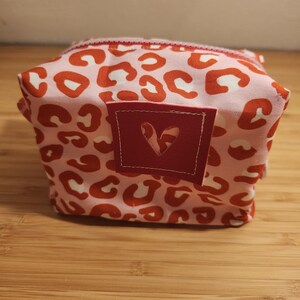 Petite trousse de toilette cousue main en léopard rose avec tissu intérieur beige, petite, pratique, stylée