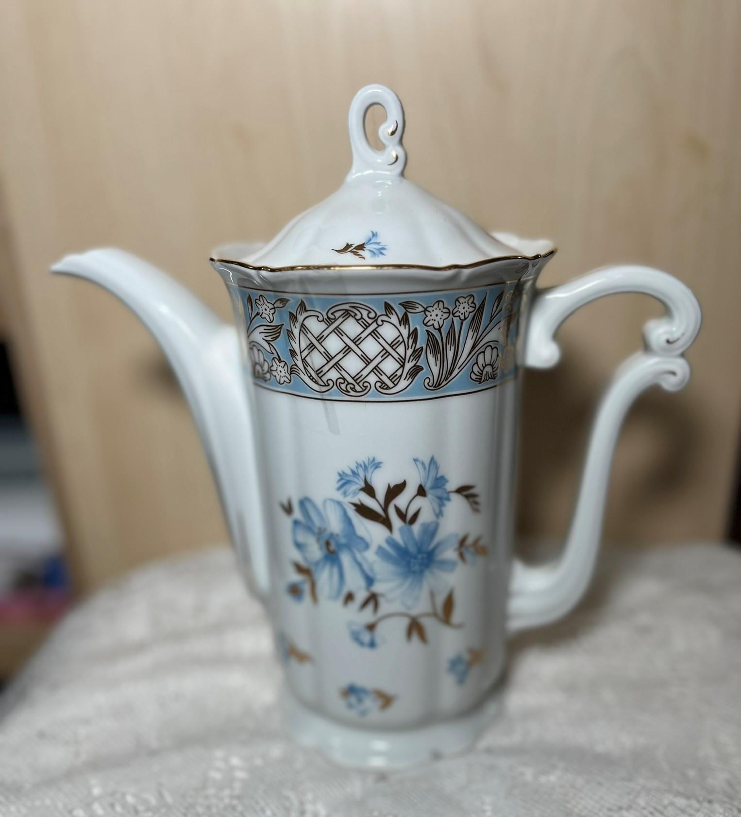 置物 kzshinacova Haas & Czjzek Czech Coffee/teapot - Embossed Rim, Blue Floral and