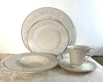 PICKARD Hand Decorated Serenity USA - 5 Piece Place Setting, Blue & White Flowers, Moss Green Leaves