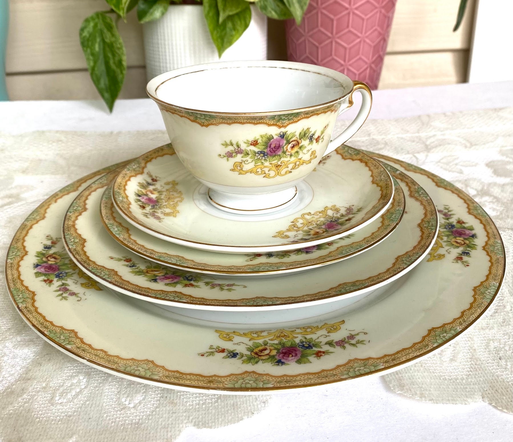 Vintage Kikusui Japan 7 Piece Place Setting - Tan & Green Border