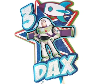 Gepersonaliseerde taarttopper met Buzz Lightyear-thema voor een verjaardagsfeest.