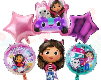 Può includere: Un set di sei palloncini in foil a tema Gabby's Dollhouse. I palloncini raffigurano Gabby, i suoi amici gatti e la sua caratteristica auto viola. I palloncini sono rosa, viola e turchese.