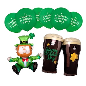 Puede incluir: Una composición festiva del Día de San Patricio con globos verdes con texto blanco, un globo con forma de duende y dos globos con forma de jarra de cerveza. Los globos están decorados con tréboles y el texto "Happy St. Patrick's Day".