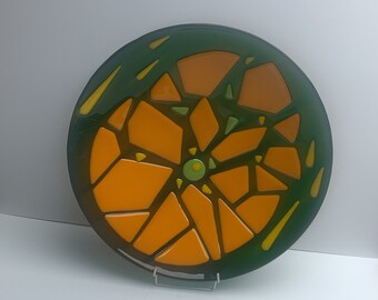 38cm round dish: Puzzle of orange on green!