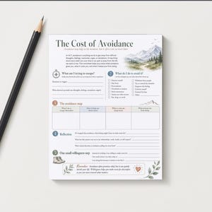 Op de afbeelding: Een geprint werkblad getiteld The Cost of Avoidance met een bergilustratie, genummerde secties en lege regels om op te schrijven, vergezeld van een zwart houten potlood met een gouden metalen ring en een roze gum aan de linkerkant.