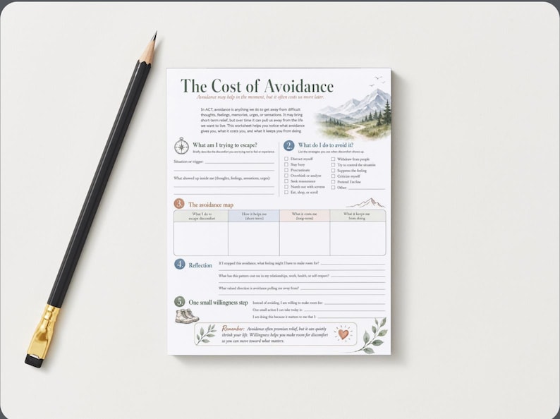 Op de afbeelding: Een geprint werkblad getiteld The Cost of Avoidance met een bergilustratie, genummerde secties en lege regels om op te schrijven, vergezeld van een zwart houten potlood met een gouden metalen ring en een roze gum aan de linkerkant.
