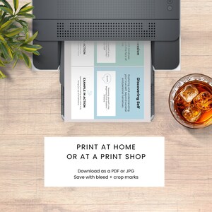 Op de afbeelding: Een printer drukt een document af met de woorden "Zelfontdekking" en andere tekst. Een glas amberkleurige vloeistof met ijsblokjes staat op een houten oppervlak. De tekst "Print thuis of in een printshop" is ook zichtbaar.