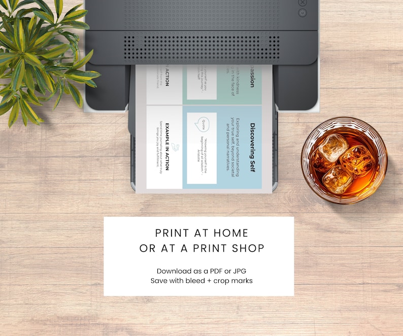 Op de afbeelding: Een printer drukt een document af met de woorden "Zelfontdekking" en andere tekst. Een glas amberkleurige vloeistof met ijsblokjes staat op een houten oppervlak. De tekst "Print thuis of in een printshop" is ook zichtbaar.