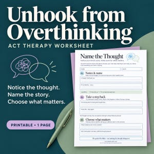 Può includere: Un foglio di lavoro per la terapia ACT stampabile di una pagina intitolato Name the Thought con sezioni per notare, nominare e scegliere ciò che conta. Il documento include righe per scrivere, passaggi numerati e una penna verde salvia.