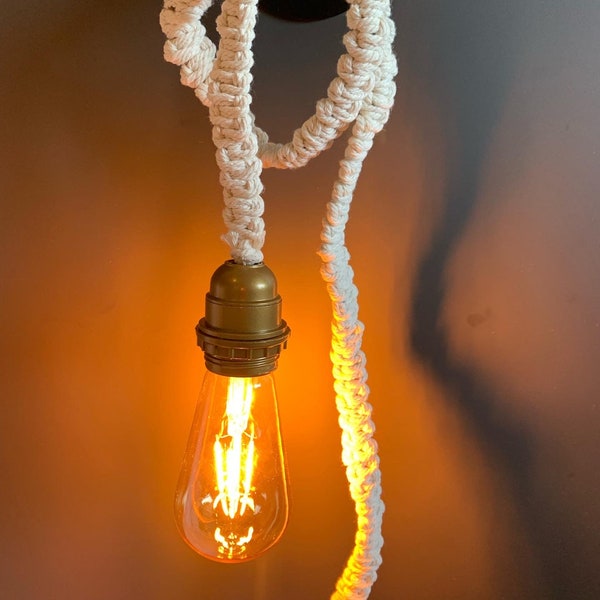 Lampe au long cordon en macramé, Lampe pendante macramé, lampe minimaliste coton blanc, luminaire à suspendre boho, lumière corde macramé