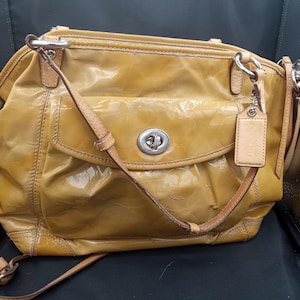 Vintage olivfarbene Umhängetasche aus glänzendem Leder