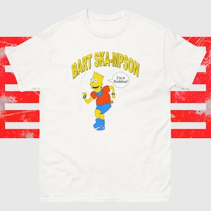 Könnte beinhalten: Weißes T-Shirt mit einem Cartoon-Bild von Bart Simpson. Der Text "BART SKA-MPSON" ist gelb. Bart trägt ein orangefarbenes Hemd, blaue Shorts und blaue Stiefel. Eine Sprechblase sagt "I'm A Rudeboy!"