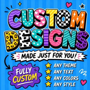 Puede incluir: Un gráfico azul vibrante con el texto CUSTOM DESIGNS en letras estampadas multicolores. Debajo, una pancarta blanca dice MADE JUST FOR YOU! Una forma de nube morada indica FULLY CUSTOM, junto a cuatro estrellas amarillas y el texto ANY THEME, ANY TEXT, ANY COLORS, ANY STYLE.