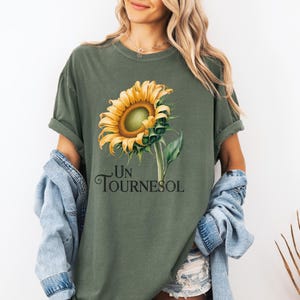 ひまわりの水彩画のコンフォートカラーTシャツ、フローラルTシャツ、アン・トゥルヌソルTシャツ