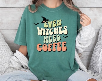 Comfortkleuren Halloween-shirt Zelfs heksen hebben koffie nodig Boho-T-shirt