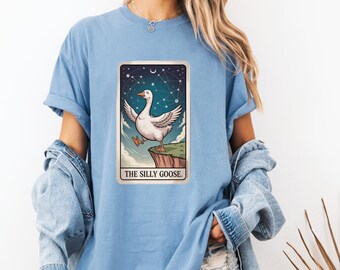 Comfort Colors Den fåniga gåsen-tröja Tarotkortsstil Gås på klippa, rolig kosmisk Cottagecore-tröja för gåsälskare