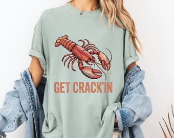 Komfortfarben Hummer-Shirt Holen Sie sich Crackin Küstenfischer-Grafik-T-Stück Rustikale nautische New England Style Vintage Seafood Ästhetik