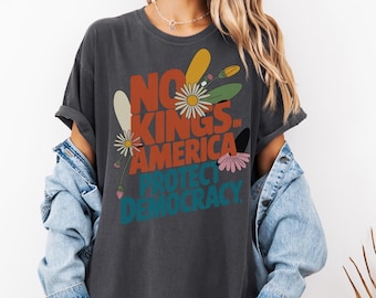 Camiseta de colores cómodos "No Kings In America", camisa floral retro con mensaje "Democracia"