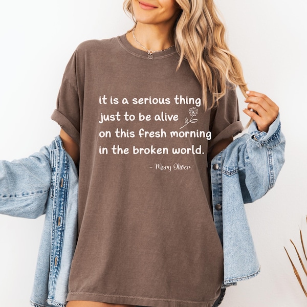 Comfort Colors Mary Oliver Hemd | "Es ist eine schwere Sache, ""Just Be Alive"" T-Shirt."