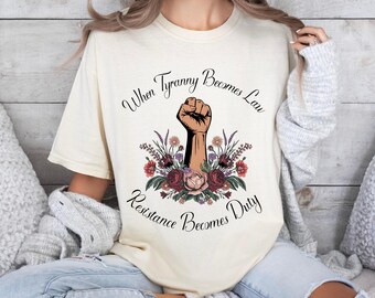 Camiseta unisex con colores cómodos "Resistant Becomes Duty", camiseta de protesta contra el fascismo, camiseta teñida en prenda