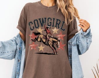Camisa vaquera con colores cómodos, diseño de Bucking Bronco, estrellas y gráficos del oeste, estilo rodeo, camiseta vintage del oeste, regalo para vaqueras y amantes del campo.