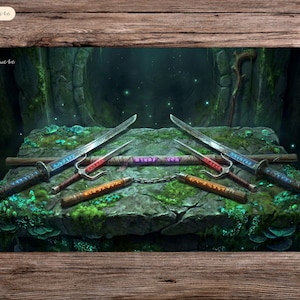 Op de afbeelding: Gaming muismat met een fantasiethema. Zwaarden, sai en nunchaku's liggen op een met mos bedekt stenen oppervlak voor een grot. De muismat heeft een donker, gedetailleerd ontwerp.