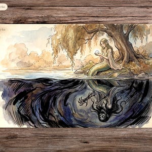 Puede incluir: Alfombrilla de juego con una ilustración en acuarela de una sirena sosteniendo un orbe brillante debajo de un árbol, con un reflejo oscuro en el agua debajo. La alfombrilla de juego tiene el texto "Planet Arts" en la esquina superior izquierda.
