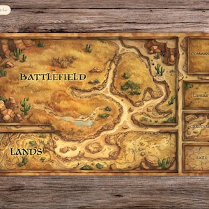 Könnte beinhalten: Rechteckige Spielmatte mit Wüsten-Schlachtfeld-Design. Die Matte zeigt eine detaillierte Karte mit den Wörtern "Battlefield" und "Lands". Zusätzliche Abschnitte sind mit "Commander", "Library", "Graveyard" und "Exile" beschriftet. Die Farbpalette umfasst Braun-, Beige- und Grüntöne.