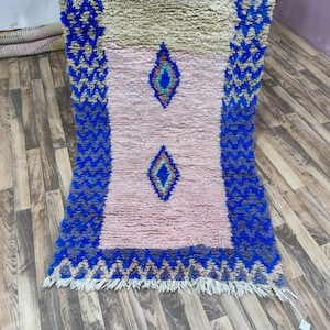 Tapis Berbère Azilal Fait Main– Chef-d’āuvre d’Artisanat Marocain en Laine Naturelle、Design Géométrique Unique、Parfait pour une Déco Bohème