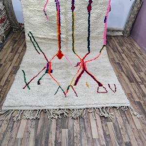 Tapis Berbère Beni Ourain en Laine Naturelle – Fait Main au Maroc、デザイン ミニマリスト アベック モチーフ カラーレス – 理想的な装飾ボエーム