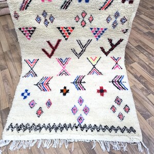 Tapis Berbère Azilal Fait Main – Chef-d’āuvre en Laine Naturelle、モチーフ トリボー カラー、Artisanat Marocain Authentique pour une Déco Bohème