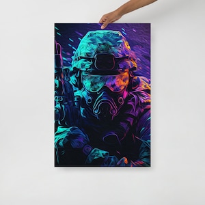 Könnte beinhalten: Ein digitales Gemälde eines Soldaten mit Gasmaske und Tarnhelm. Der Soldat hält ein Gewehr und ist von einem bunten, abstrakten Hintergrund umgeben.