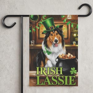 Bandiera da giardino con motivo a Rough Collie St. Patties, decorazione divertente per esterni per il giorno di San Patrizio per gli amanti dei cani, primavera all'aperto, inaugurazione della casa per le festività di marzo