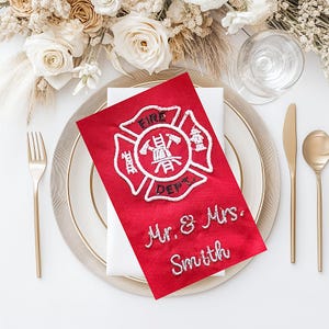 Tovagliolo di stoffa per matrimonio pompiere, decorazione da tavolo personalizzata ricamata, ricordo di nozze personalizzato dei vigili del fuoco, ricevimento con tovaglioli di stoffa per il signor e la signora