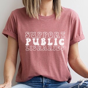 Sostieni la camicia delle biblioteche pubbliche, sostieni la tua biblioteca locale Camicia da bibliotecario T-shirt da amante dei libri libresco Sono con la maglietta vietata Club del libro