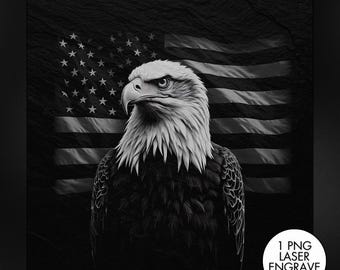 Puede incluir: Imagen en blanco y negro de un águila calva con la bandera estadounidense de fondo. El águila está de perfil, con plumas detalladas y una expresión seria. La bandera está estilizada con estrellas y rayas visibles. Incluye el texto "1 PNG LASER ENGRAVE FILE".