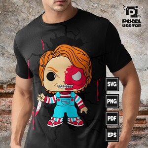 Könnte beinhalten: Schwarzes T-Shirt mit einem Grafikdruck eines Comic-Charakters mit roten und weißen Streifen, blauer Latzhose und einem blutigen Messer. Der Charakter hat rote Haare und ein blutiges Gesicht. Der Hintergrund ist eine rissige Wand mit Blutspritzern.